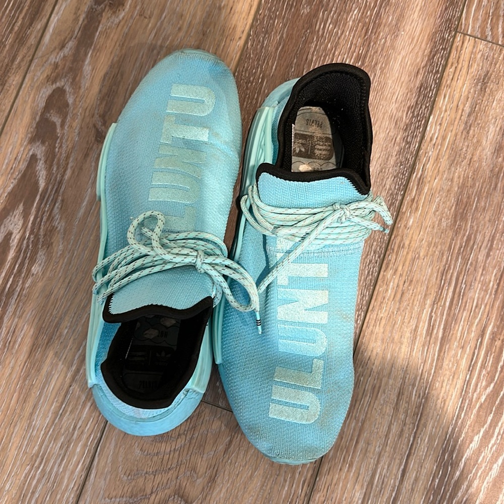 Mens Adidas tennis shoes. Size 12.